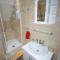 Whole House - Sleeps 5 - near town centre - off road parking