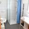 2x Monteurwohnung 1x 2 kleine Einzelzimmer 1x Doppelbett und Schlafcouch im Wohnbereich