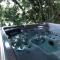 Gunnadoo Holiday Hut with Ocean Views and Jacuzzi