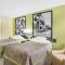 Super 8 by Wyndham Sarasota Near Siesta Key - 萨拉索塔