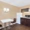 Super 8 by Wyndham Ellenton Bradenton Area - Эллентон