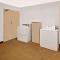 Super 8 by Wyndham Plainview