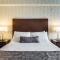 Monte Carlo Inn Oakville Suites