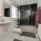 The LOCATION- 1 FREE PRIVATE PARKING SPACE - 60 SECOND WALK 2 MINSTER!