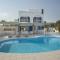 Foto: “Picture Renting this Beachfront Villa” Mimosa Seafront Villa 1/53