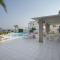 Foto: “Picture Renting this Beachfront Villa” Mimosa Seafront Villa 18/53