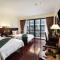 Smiling Deluxe Hotel