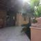 Flintstone Guest House בית ההארחה בן 11 החדרים אינו וילה פרטית אתם מזמינים רק חדרים לא את כל הוילה