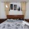 Flintstone Guest House בית ההארחה בן 11 החדרים אינו וילה פרטית אתם מזמינים רק חדרים לא את כל הוילה