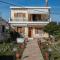 Τhe Roses House