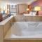 Ramada by Wyndham Niagara Falls/Fallsview - Niagara Falls