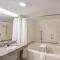 Days Inn & Suites by Wyndham Webster NASA-ClearLake-Houston