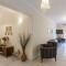 Athens Cozy Gem 2BR Apt - 300Mbps - 10 min to Acropolis by subway