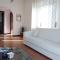 Como Ricky Apartment with Terrace & Green Area, Parking Nearby
