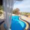 Zen Serenity Retreat with Great Outdoors, Pool & Parking - Áptera