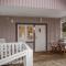 Comfortable Cottage at Scenic Lake