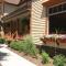 Twin Oaks Inn
