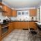 Riverbank View Three Bedroom Apartment with Free Parking