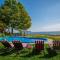 Villa by the Water 23 beds 9 baths Pool billard Hot Tub 15 min Old Quebec