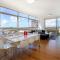 Gadigal Groove - Modern and Bright 3BR Executive Apartment in Zetland with Views