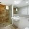 Gadigal Groove - Modern and Bright 3BR Executive Apartment in Zetland with Views