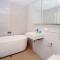 Gadigal Groove - Modern and Bright 3BR Executive Apartment in Zetland with Views