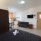 Flintstone Guest House בית ההארחה בן 11 החדרים אינו וילה פרטית אתם מזמינים רק חדרים לא את כל הוילה