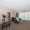 Foto: Princes Wharf - Luxury 2BR Apartment 10/32