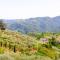 Antica casa in collina con vasta terrazza e panorama sul mare