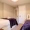 JOIVY Elegant 2 bed, 2 bath flat, patio and free parking - Edinburgh