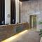 Foto: Heart of Downtown - Large Chic Industrial Style Apartment 13/15
