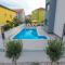 Lucky Luke Pool Apartments