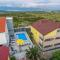 Lucky Luke Pool Apartments