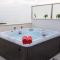 Bubbles Penthouse with Jacuzzi