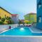 Lucky Luke Pool Apartments