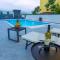 Lucky Luke Pool Apartments