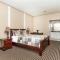 Foto: Grewals Inn and Suites by Elevate Rooms 21/61