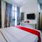 RedDoorz Plus near Sultan Hasanuddin Airport - Makasar