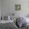 5 mins walk to Carrick - Sleeps 12 - Off road parking - Modern house
