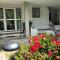 Parte di casa con giardino e piscina