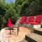 Parte di casa con giardino e piscina