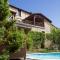 Belle maison de maître avec piscine et jardin au bord d'un village médièval