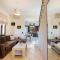 Elmyra Villa, Heated Pool & Walking to beach, By ThinkVilla