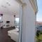 villa White
