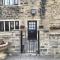 The Cottage, cosy 2 bedroom pet friendly perfect for contractors free secure parking,CCTV - Leeds