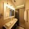 Three Pearls Deluxe Rooms & Studios