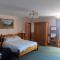 The Londesborough Arms bar with en-suite rooms - Market Weighton