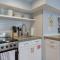 Luxury 2 bedroom apartment w/ free parking