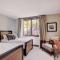 Luxe 2BRDen Ritz-Carlton Residence Quiet Location