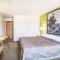 Super 8 by Wyndham Kingman